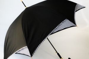 Parapluie Guy de Jean long doublé noir avec un motif à l'intérieur en pied de poule, élégant ét résistant