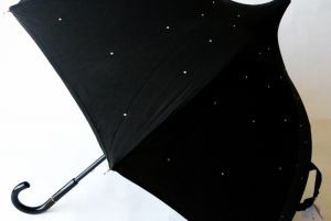 Parapluie Chantal Thomass haut de gamme pagode noir de strass swarovski, chic et résistant