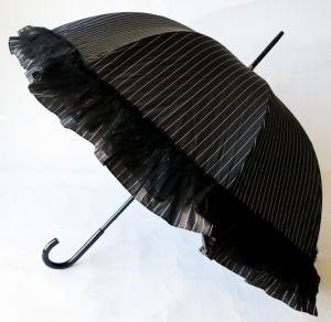 Parapluie long femme noir rayure volant dentelle Chantal Thomass anti uv , élégant & chic