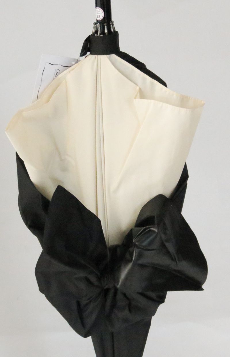 Parapluie Chanatal Thomass de luxe long écru et noir à gros noeud drapé, original et élégant