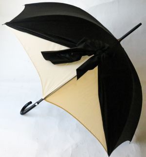 Parapluie Chanatal Thomass de luxe long écru et noir à gros noeud drapé, original et élégant